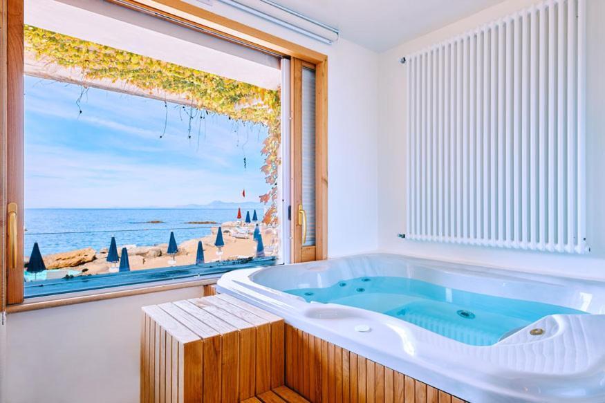 Suite Hot Tub Spa Access
